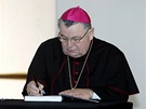 Arcibiskup Dominik Duka podepisuje kondolenní knihu k úmrtí bývalého