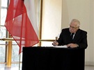 Prezident Václav Klaus podepisuje kondolenní knihu k úmrtí bývalého prezidenta
