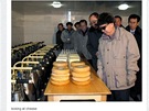 Kim Čong-il kouká na sýr.