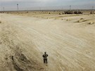 Americký voják ped odjezdem obchází vyklizenou základnu v Iráku. (18. prosince