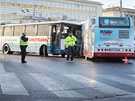 Nehoda linkového autobusu a autobusu MHD na náledí na eskobudjovickém