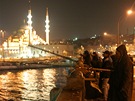 Istanbul. Rybái na most Galata