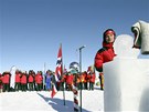 Norský premiér odhaluje na jiním pólu Amundsenovu bustu z ledu pi slavnostním...