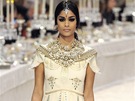 Indická kráska obleená Karlem Lagerfeldem