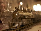 Replika starodávného vlaku s logem Chanel na lokomotiv projízdla po celou