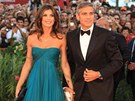 George Clooney a Elisabetta Canalisová na premée filmu Mui, co zírají na kozy