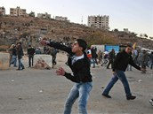 Nkolik palestinskch mladk zaalo pi ekn na proputn vojky hzet