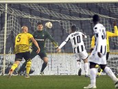 Antonio Di Natale z Udinese (zdy s slem 10.) vyrovnv v utkn ptoti