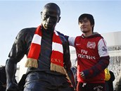 FOTKA SE SOCHOU. Fanouek Arsenalu se nechv vyfotit vedle sochy legendy klubu
