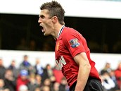 GLOV RADOST. Michael Carrick z Manchesteru United se raduje ze sv trefy.