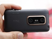 HTC EVO 3D: multimediln monstrum s obm displejem 