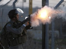 Izraelt vojci zasahuj proti mladm Palestincm, kte na n pi ekn na
