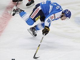 NEUSTÁL TO. Finský hokejista Tuomas Kiiskinen se bez cizího zavinění kácí na