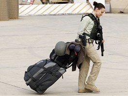 Sbaleno mám. Americká vojaka jde s kufrem po letecké základn nedaleko...