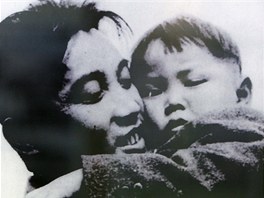 Kim ong-il v objetí svého otce Kim Ir-sena na snímku z dubna 1946. Kdy pesn...