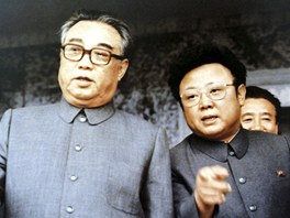 Kim Ir-sen s Kimg ong-ilem bhem masového shromádní v Pchjongjangu v záí...