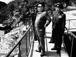 Kim ong-il na inspekci kasáren vojska KLDR kdesi v severokorejských horách....