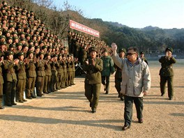 Kim ong-il mává vojákm bhem inspekce kasáren v nejmenované lokalit. Snímek...
