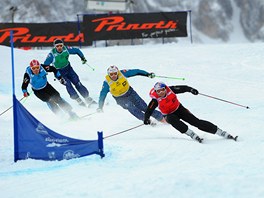 Tom Kraus (v ervenm) pi zvod Svtovho pohru v Innichenu 