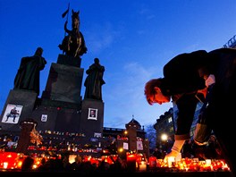 Na praském Václavském námstí stále pibývají dalí a dalí svíky...