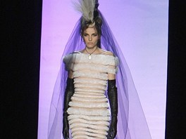 Haute couture pehldka J.-P. Gautliera na jaro 2011 - model Andrej Pejic...