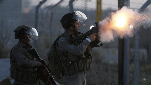 Izraeltí vojáci zasahují proti mladým Palestincm, kteí na n pi ekání na