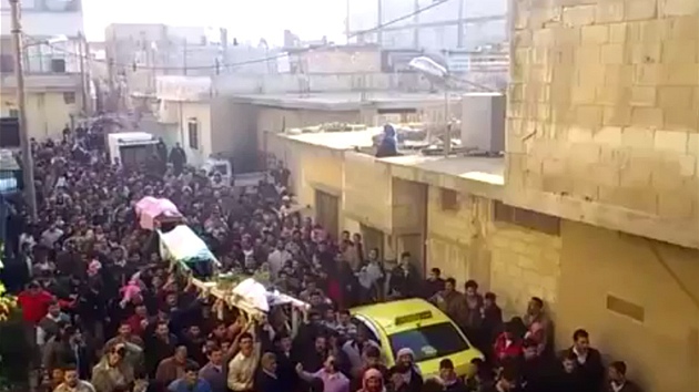 Poheb demonstrant zabitých ve mst Homs (9. prosince 2011)