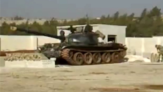 Tank syrské armády ve mst Homs (7. prosince 2011)