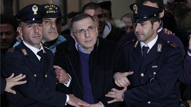Italští policisté vedou dopadeného mafiána Michela Zagariu (7. prosince 2011)