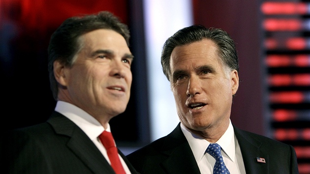 Rick Perry (vlevo) a Mitt Romney debatují ped televizními kamerami v Des