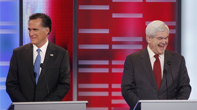 Newt Gingrich (vpravo) v debat nasbíral dalí body, Mitt Romney v oích voli