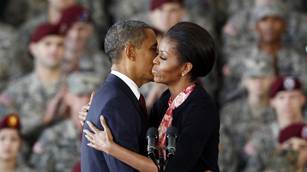 Obama se svojí enou na základn Fort Bragg (14. prosince 2011)