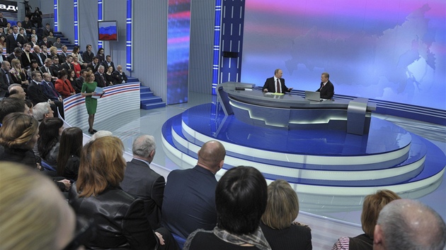 Ruský premiér Vladimir Putin v televizním studiu (15. prosince 2011)