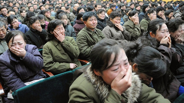 Severokorejci oplakávají smrt Kim ong-ila (19. prosince 2011)