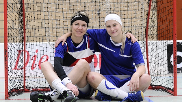 eské florbalistky Zuzana Macurová (vlevo) ai Andrea Pastuková.