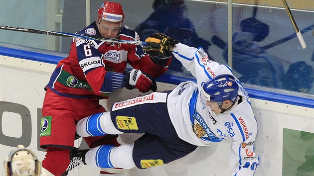 JAKO BAGR. Ruský hokejista Denis Denisov si po�ínal jako bagr, po jeho zákroku