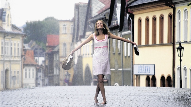 Na půvabném úštěckém náměstí si zatančila Zuzana Norisová v muzikálu Rebelové (2001).