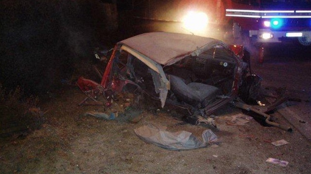 Vrak Peugeotu 106, v nm v sobotu veer zahynul pi nehod v Sytn mlad spolujezdec.