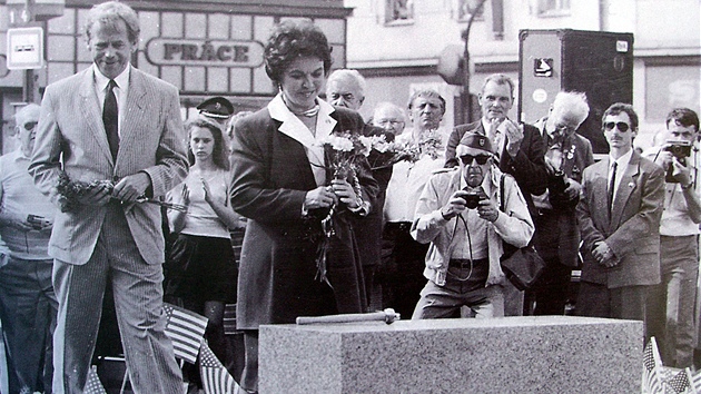 Spolu s americkou velvyslankyní Shirley Temple-Blackovou poloil v roce 1990...