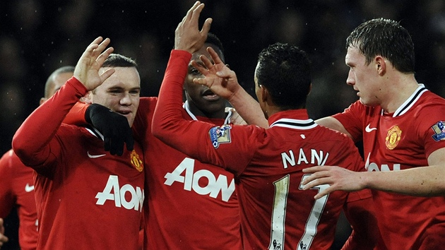 RUD RADOST. Fotbalist Manchesteru United oslavuj gl v utkn proti Wolverhamptonu.