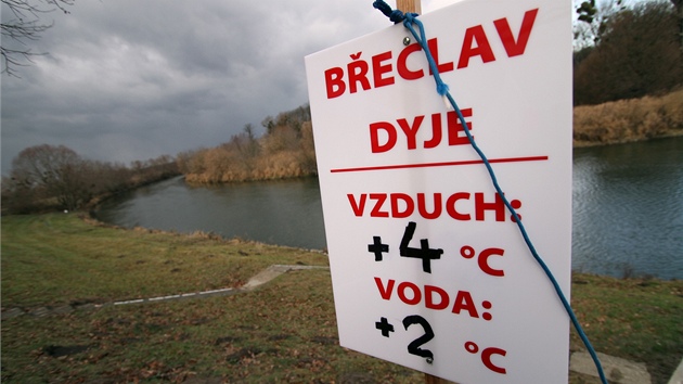 Otuilci peplavali v sobotu 17. prosince z Beclavi do Rakouska pes eku Dyji