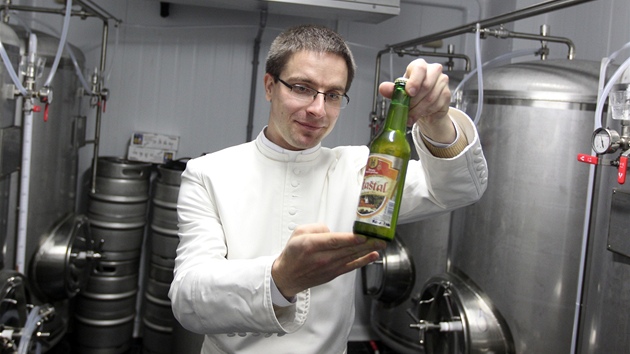 Bratr Petr Pavel Valto� s pivem z �elivského pivovaru.
