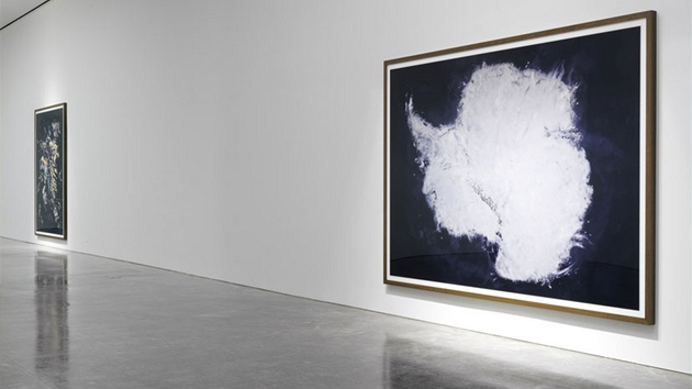 Andreas Gursky: Bangkok, Oceans; pohled do výstavy v Gagosian Gallery. New