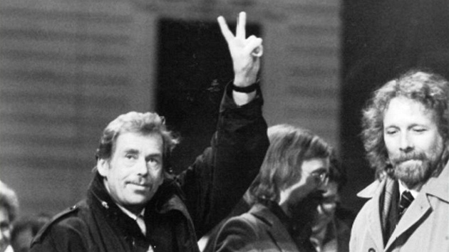BRNO LEDEN 1990. Václav Havel, hudebník Ladislav Kantor a divadelník Petr
