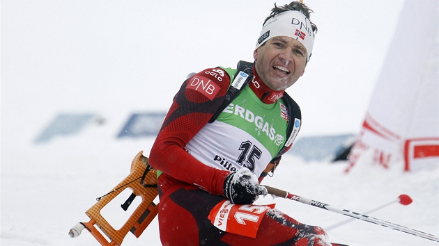 STÍBRNÝ.. a vyerpaný. Ole Einar Björndalen padl v cíli biatlonového závodu v
