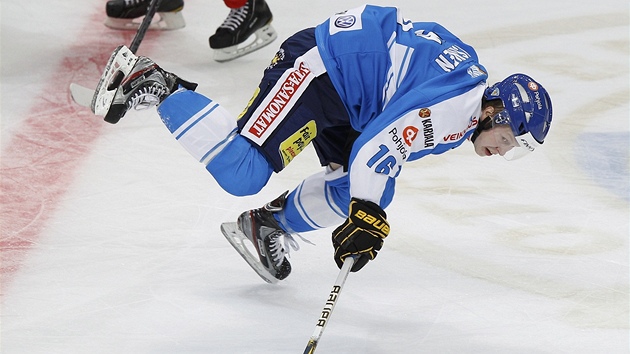 NEUSTÁL TO. Finský hokejista Tuomas Kiiskinen se bez cizího zavinní kácí na