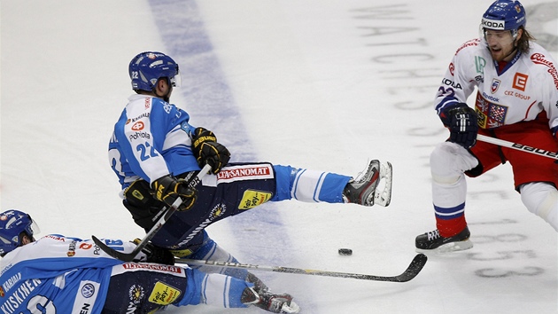 BRUSLEMI NAPED. Fintí hokejisté Tuomas Kiiskinen (vlevo) a Matti Kuparinen