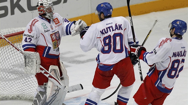 VÝBORNĚ, GÓLMANE! Čeští hokejisté gratulují po výhře nad Finskem brankáři