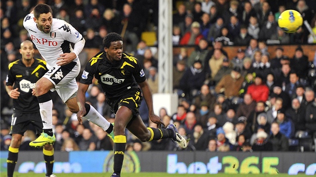 TREFUJE SE. Clint Dempsey z Fulhamu (v bílém) skóruje v utkání Premier League