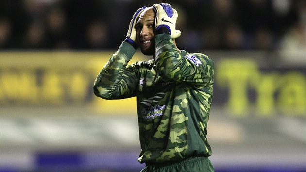 GÓLMANOVO ZKLAMÁNÍ. Tim Howard skrývá hlavu v dlaních, jeho Everton doma jen